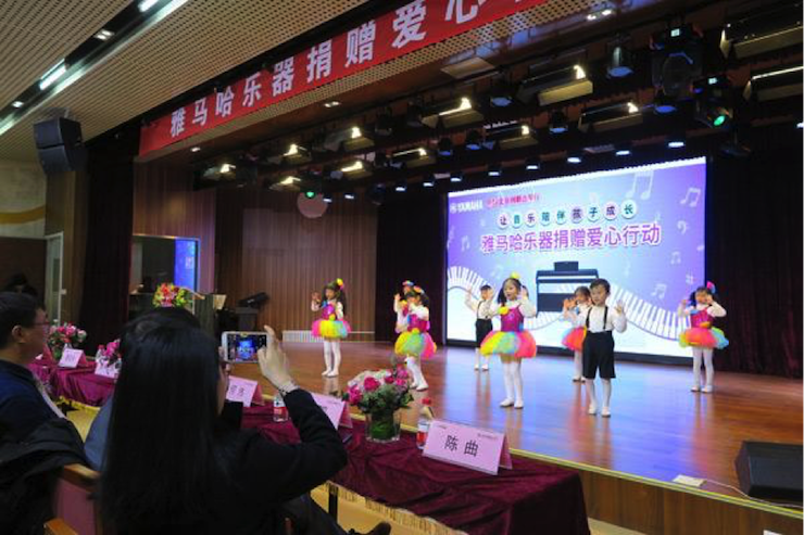 音乐之声暖寒冬 果博乐器捐赠爱心行动走进中国儿童中心艺术宫