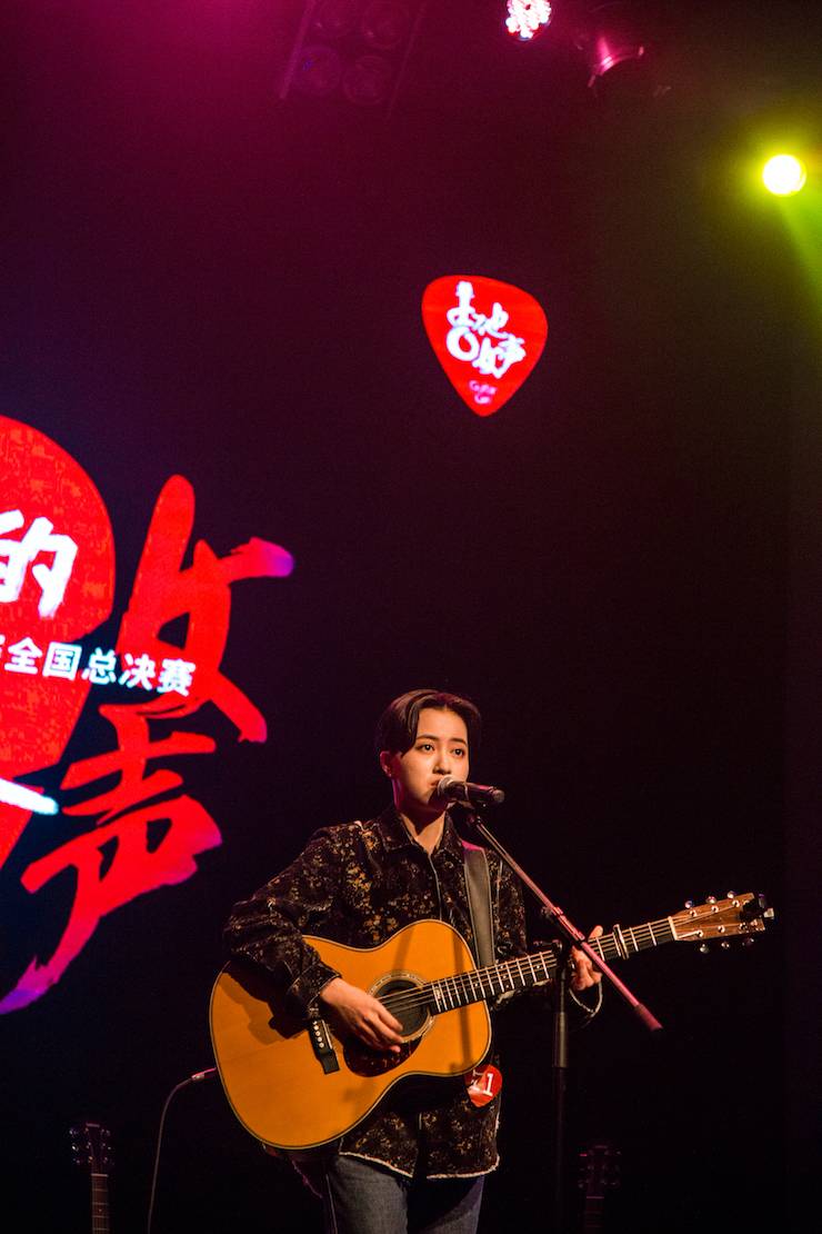 第四届“果博吉他女声弹唱大赛”总冠军出炉<br />温格夺冠，董冬冬担任评委
