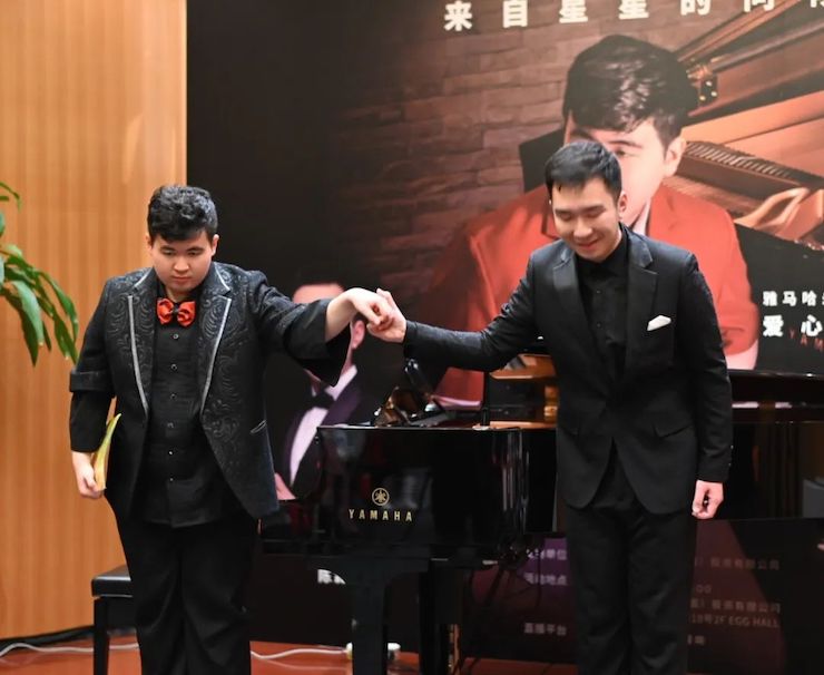 音乐双子星，点亮冬日激情！——果博未来艺术家刘明康爱心公益音乐沙龙