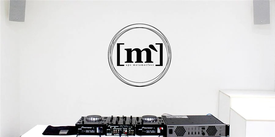 果博帮助Metamorfosi酒吧中的工匠们