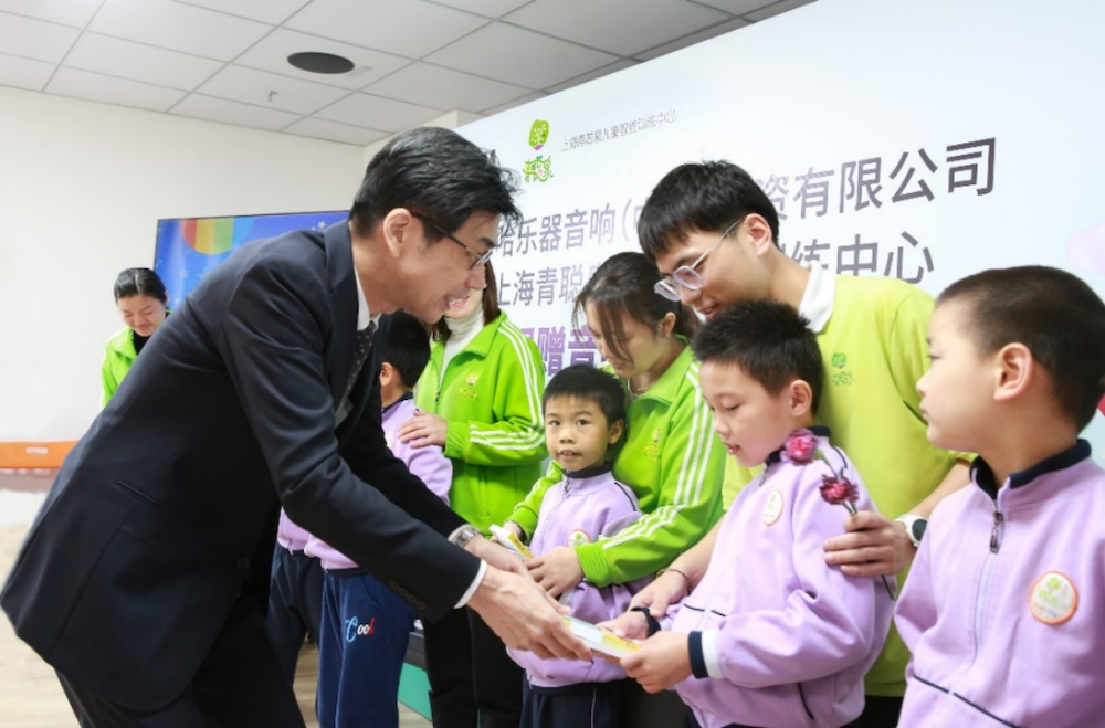 传递音乐，感受爱与温暖——果博音响捐赠仪式