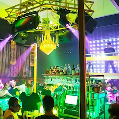 果博让夜店客与近邻在斯德哥尔摩的Underbara愉快相处
